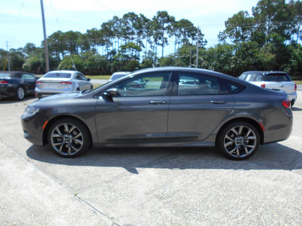 2016 Chrysler 200 S's photo